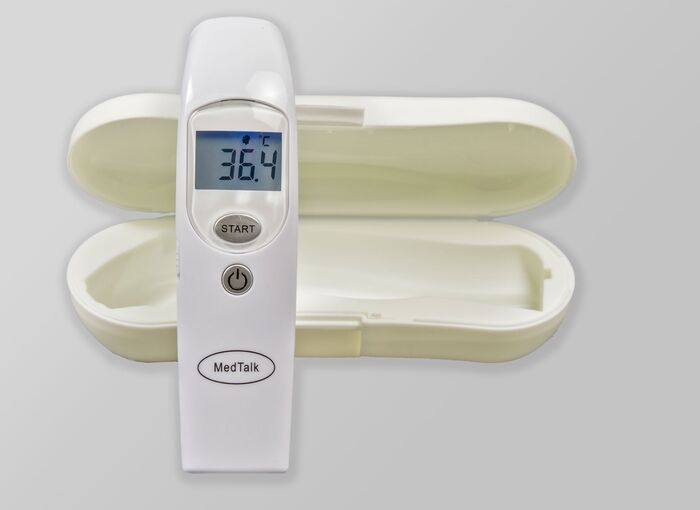 Ansicht auf das Fieberthermometer im weißen Gehäuse mit einem weißen Etui