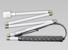 gefalteter blindenlanstock mit schwarzem griff und zylindrischer rollspitze