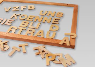 Ansicht auf die Tafel mit Buchstaben.