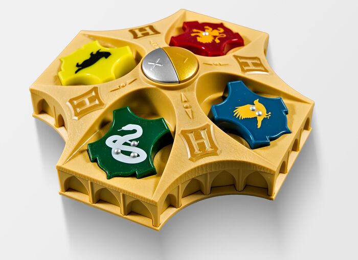 Ansicht auf das gelbe Spiel auf Plastik mit vier verschiedenen Wappen.