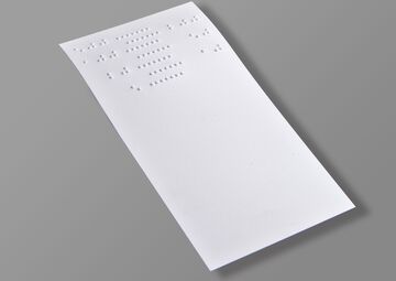 Ansicht auf den Geldscheinprüfer, ein weißen Blatt mit Braille.