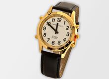 Ansicht auf die goldene Uhr mit Lederband.