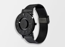 Ansicht auf die schwarze Uhr.
