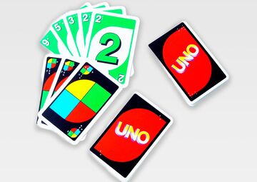 Ansicht auf die ausgebreiteten Uno-Spielkarten.