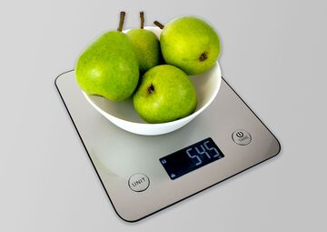 Ansicht auf eine durchsichtige Küchenwaage mit einer Obstschale.