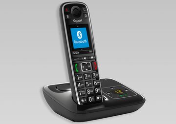 Ansicht auf das schwarze Telefon in einer breiteren Basisstation.