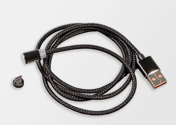 Ansicht auf ein schwarzes, zusammengelegtes Kabel.
