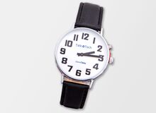 Ansicht auf die Uhr mit großem Ziffernblatt.