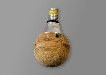 Ansicht auf eine braune Rollspitze für einen Blindenlangstock mit Gewinde