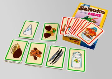 Ansicht auf ausgelegte Kartenstapel mit dem Spielkarton.