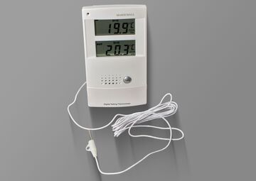 Ansicht Innen- und Außenthermometer mit weißem Gehäuse und zwei Displays