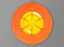 Ansicht auf die orange-gelbe Plastikplatte, wie eine Blüte.