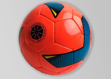 Ansicht auf den roten Ball mit blauem Muster.