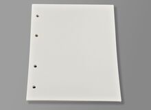 Braille-Papier, rechts gelocht.