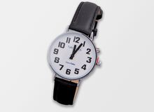 Ansicht auf die Uhr mit großem Ziffernblatt.