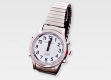 Ansicht auf die silberne Herrenuhr.
