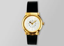 Ansicht auf die goldene Uhr.