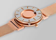 Uhr in Roségold.