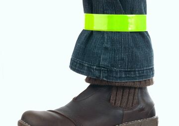 Ansicht auf ein gelbes Reflexband an einem Hosenbund