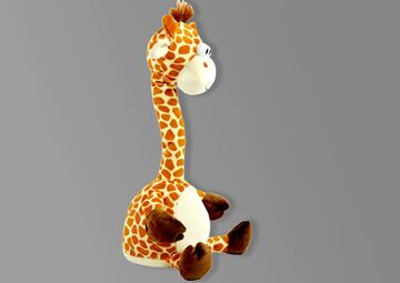 Ansicht auf eine Giraffe aus Plüsch mit einem langen Hals