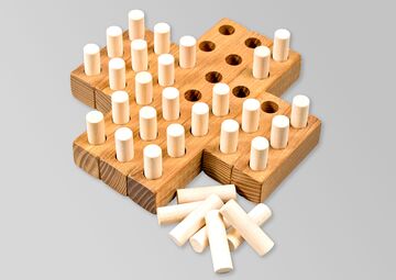 Ansicht auf ein Holzspiel mit Holzstecksteinen.