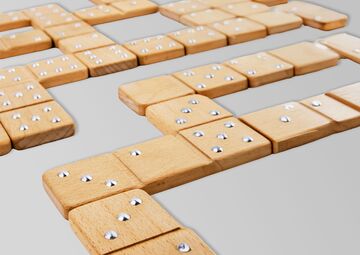 Ansicht auf hölzerne Domino-Spielsteine.