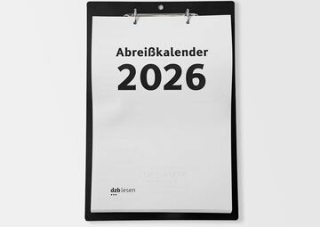 Ansicht auf einen Kalender mit Brailleschrift auf einer Aufhängung mit Ringlochung
