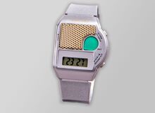Ansicht auf die silberne Uhr.