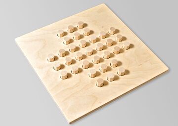 Ansicht auf ein rechteckiges Spielbrett aus Holz.