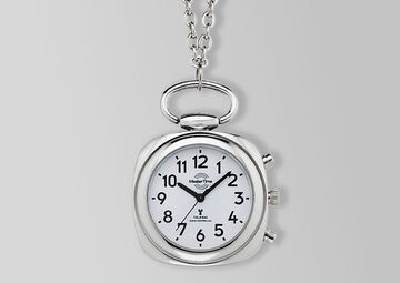 Ansicht auf die silberfarbene Uhr an einer Kette.