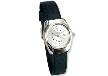 Ansicht auf eine schwarze Armbanduhr mit Klappdeckel und taktilen Zeigern und Zifferblatt