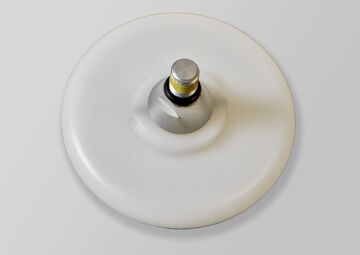 Ansicht auf eine weiße scheibenförmige Spitze mit Metallgewinde füreinen Blindenlangstock