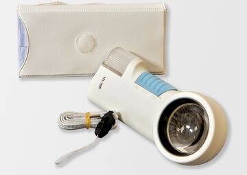 weiße leuchtlupe mit weißer tasche