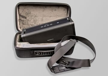 Ansicht auf die Tasche mit Lautsprecher-Inhalt.