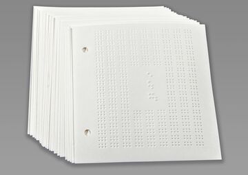 Ansicht auf das weiße Braille-Papier mit Lochung.