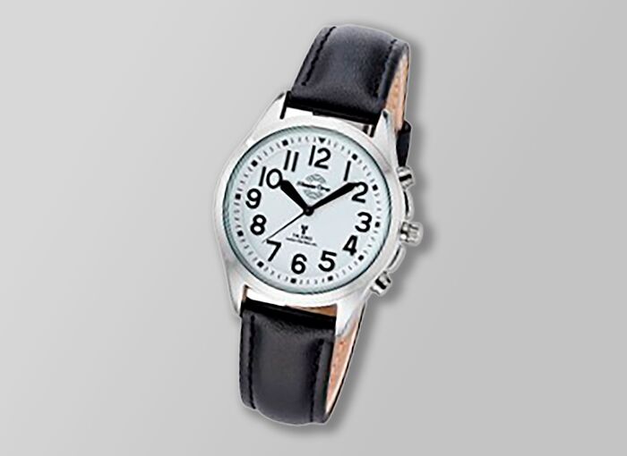 Ansicht auf die silberne Uhr mit Lederband.