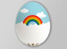 Ansicht auf ein weißes Ei mit Regenbogen.