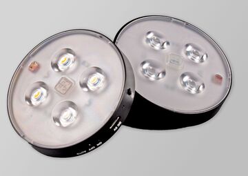 zwei runde flache lampen mit je 4 leds