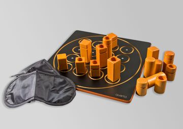 Ansicht auf das aufgebaute Spiel mit den hölzernen Spielsteinen und zwei Augenmasken.