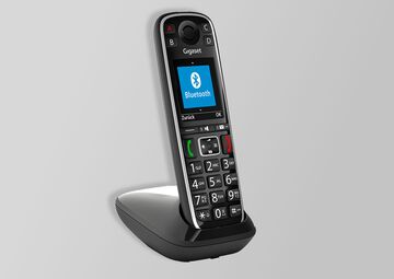 Ansicht auf das schwarze Telefon in der Basisstation.
