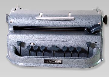 Ansicht auf die Braille-Schreibmaschine in Grau mit schwarzen Tasten.