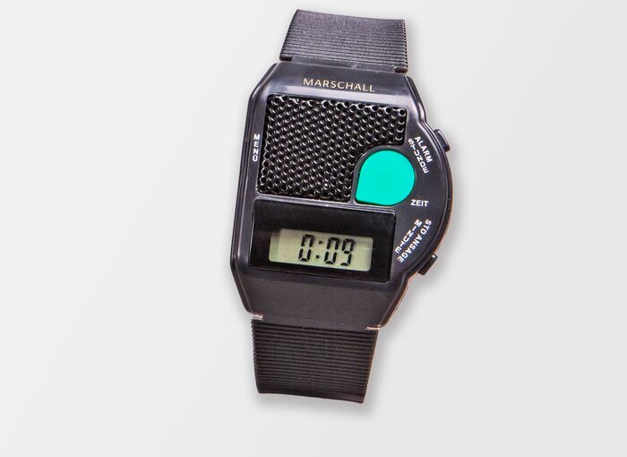 Ansicht auf die schwarze Uhr.