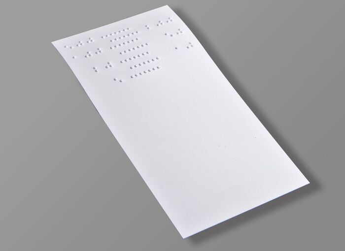 Ansicht auf den Geldscheinprüfer, ein weißen Blatt mit Braille.