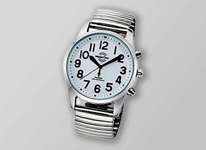 Ansicht auf die silberne Uhr.