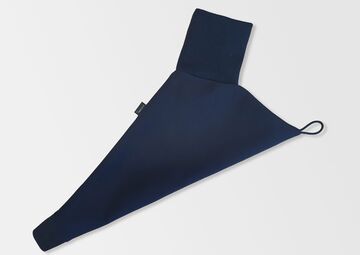 Ansicht auf einen schwarzen Handschuh spitz zulaufend für einen Blindenlangstock