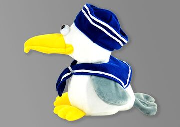 Ansicht auf eine Möwe aus Plüsch mit Matrosenkostüm 