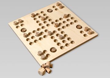 Ansicht auf ein rechteckiges Spielbrett aus Holz.