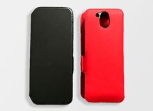 Ansicht auf Handy-Hüllen in Schwarz und Rot.