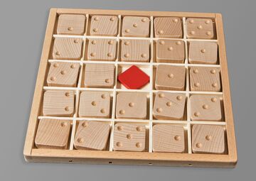 rechteckiges spielfeld mit holzplaettchen