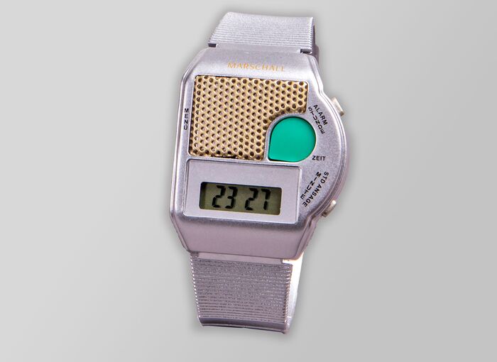 Ansicht auf die silberne Uhr.